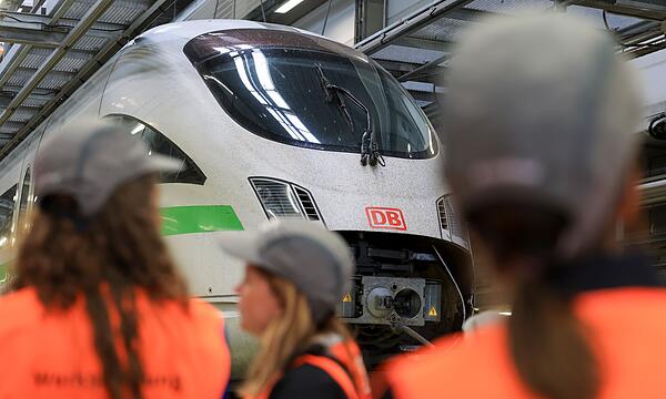 Bahn nutzt Stromspeicher aus alten E-Auto-Batterien