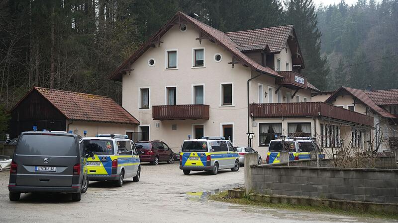 Eine groß angelegte Razzia in Pottenstein am frühen Morgen des 26. März. Die Aktion richtete sich gegen organisierte Kriminalität.