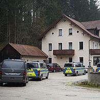 Eine groß angelegte Razzia in Pottenstein am frühen Morgen des 26. März. Die Aktion richtete sich gegen organisierte Kriminalität.