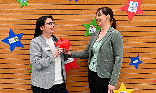Jessica Nickel vom Spendenverein „Franken helfen Franken“ übergibt Beate Neumeister, Leiterin des Bamberger Kinder- und Jugendhospizes, das Spendenschwein mit 10.000 Euro.
