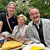 Die 106-jährige Hilde Eggers war zu Besuch beim diesjährigen Pfingstkongress des Coburger Convents. Links der Gastgeber des Familientreffens von Teutonia Würzburg, Mathias Zimmer, rechts Coburgs Zweiter Bürgermeister Hans-Herbert Hartan.