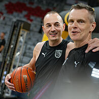Stefan Weissenböck (rechts) mit dem ehemaligen Baskets-Kapitän Karsten Tadda.