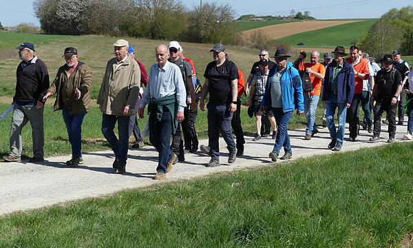 Rund 50 Erwachsene und eine Handvoll Kinder schritten am Samstag die Grenze der Gemarkung Oerlenbach ab.