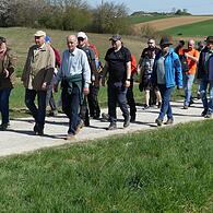 Rund 50 Erwachsene und eine Handvoll Kinder schritten am Samstag die Grenze der Gemarkung Oerlenbach ab.