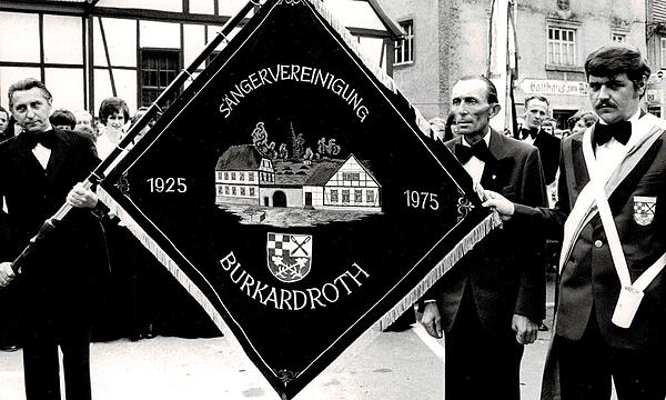 1975 wurde zum 50-jährigen Jubiläum eine neue Fahne angeschafft. Das Bild zeigt rechts Robert Schuldheis (heute noch Kassier im Verein), links daneben Ludwig Ehrenberg (damals erster Vorsitzender) und links ein Mitglied des Patenvereines aus Poppenroth.