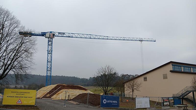Unser Bild zeigt die Baustelle neben der Schlossberghalle, wo ein neues Schulgebäude und ein Hort entstehen.