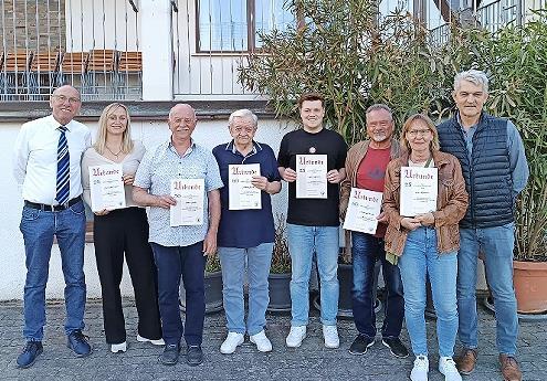 Vorsitzender Gerhard Wagner (links) und Zweiter Vorsitzender Günther Sörgel (rechts) mit den geehrten Mitgliedern der Spielvereinigung.