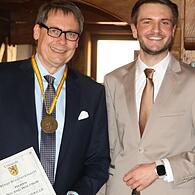 Roland Wolfrum (links) wurde  von seinem Stellvertreter Jonas Gleich die Bürgermedaille verliehen.