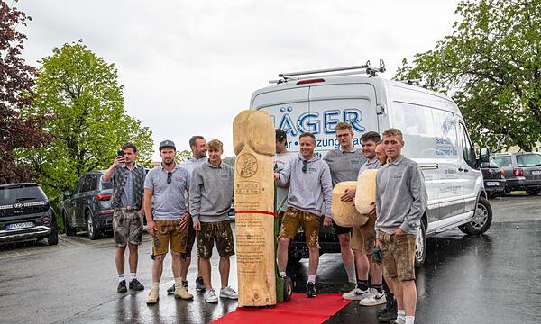 Holzskulptur in Penisform für guten Zweck versteigert