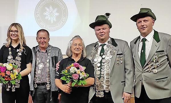 Die Schützenkönige von Edelweiß Huppendorf (von rechts): Zweiter Vorsitzender Robert Grasser, Vorsitzender Tobias Söllner, Maria Schobert, Willibald Grasser und Hannah Schwarzmann.