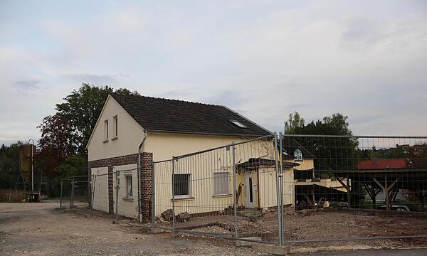 Geld für die Abbrucharbeiten auf dem Areal der Blaufabrik war im Haushalt vorgesehen, aber keins für den Neubau einer Hausarztpraxis. Deshalb musste der Gemeinderat nun Haushaltsmittel umschichten.
