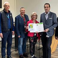 Mit der neuen Zertifizierung erfüllt das Rexroth-Werk in Volkach moderne Umwelt-Standards (von links): Wertstromleiter Max Henneberg, Leiter Arbeitssicherheit, Brand- u. Umweltschutz Dirk Hartmann (beide Bosch Rexroth), Volkachs Bürgermeister Heiko Bäuerlein, stv. Landrätin Susanne Knof, Kaufmännischer Leiter Lineartechnik von Bosch Rexroth Pablo Catalán und Wirtschaftsförderer des Landkreises Kitzingen Frank Albert.