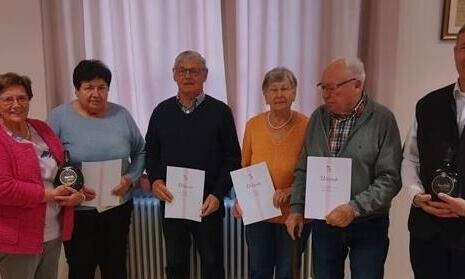 Ehrungen beim KAB (von links): Vorsitzende Marliese Löser, Jubilarspaar Anita und Bernhard Krines, Anni und Egfried Gebhardt sowie Pastoralreferent Norbert Zettelmeier.