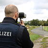 Benjamin Mathiebe misst die Autofahrer bei der Fahrt zum Bahnübergang.Bahnübergang Fuchsmühle: Polizei kontrolliert Autorfahrer Benjamin Mathiebe misst die Autofahrer bei der Fahrt zum Bahnübergang.