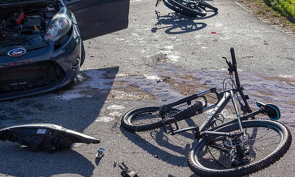 Fahrradfahrer von Auto erfasst