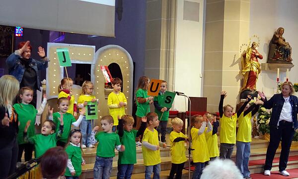 Die Jungen und Mädchen des Kreuzberg-Kindergartens begeisterten beim Mitmachkonzert in der Stadtpfarrkirche.
