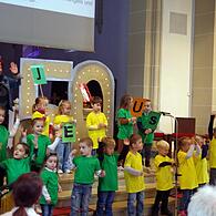 Die Jungen und Mädchen des Kreuzberg-Kindergartens begeisterten beim Mitmachkonzert in der Stadtpfarrkirche.