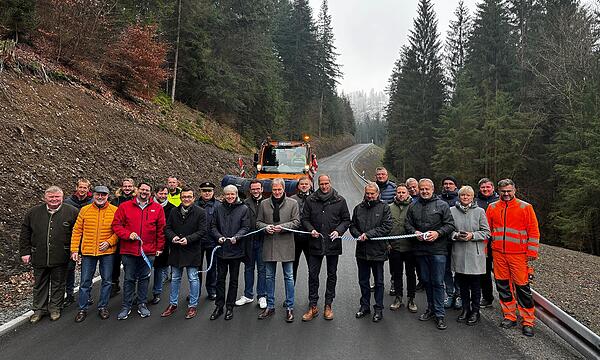 Landrat Klaus Löffler (Mitte) gab gemeinsam mit dem Regierungsvizepräsidenten Thomas Engel (Zehnter von links), Bürgermeister Jens Korn (Achter von links) und mit zahlreichen Vertretern aus Firmen, Behörden und Kreis- und Stadtpolitik die Kreisstr...