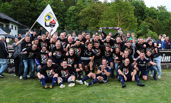 So sehen Aufsteiger aus: Die SG Steinbach/Hirschfeld ist am Freitagabend in die Kreisliga Kronach aufgestiegen.
