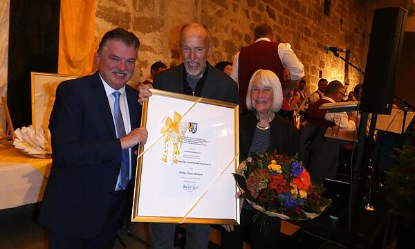 Die Verleihung des Kulturpreises an das Atelier Tittmann (von links): Landrat Klaus Peter Söllner, Claus und Brigitta Tittmann.