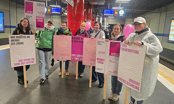 Einige Beleghebammen des Bamberger Klinikums beteiligten sich in München an den bundesweiten Protesten gegen den neuen Hebammenhilfevertrag.