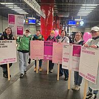 Einige Beleghebammen des Bamberger Klinikums beteiligten sich in München an den bundesweiten Protesten gegen den neuen Hebammenhilfevertrag.