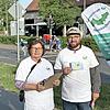 Die Schulkinder sind an der Ampel auf dem Weg zur Stempelstelle und zur Schule.