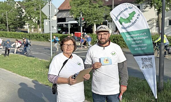 Die Schulkinder sind an der Ampel auf dem Weg zur Stempelstelle und zur Schule.