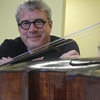 Der Cellist und Schulleiter Stephan Schultz will eine Brücke bauen zwischen der Musikschule und den Menschen. Ein Pfeiler dabei: musikalische Früherziehung.