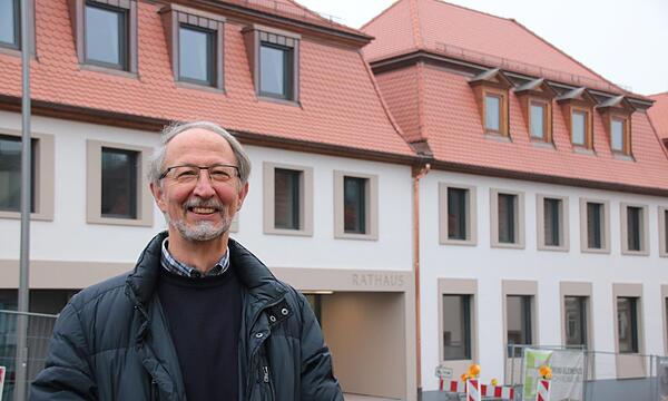 Der Euerdorfer Bürgermeister Peter Bergel freut sich, dass er in der dritten Januar-Woche ins neue Rathaus umziehen kann. Foto: Ralf Ruppert Der Euerdorfer Bürgermeister Peter Bergel freut sich, dass er in der dritten Januar-Woche ins neue Rathaus umziehen kann. Foto: Ralf Ruppert