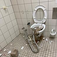 Zerstörte Toilette am EKU Platz