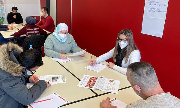 Deutschlernende bei der Redaktionssitzung für die neue Ausgabe des Magazins "Integrationist*in" der Euroschulen Bamberg.