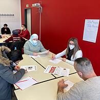 Deutschlernende bei der Redaktionssitzung für die neue Ausgabe des Magazins "Integrationist*in" der Euroschulen Bamberg.