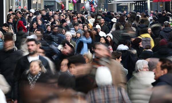 Bundesbürger in Konsumstimmung: Frankfurter Einkaufsmeile Zeil