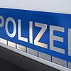 Der Polizei-Schriftzug auf einem Einsatzwagen. Der Polizei-Schriftzug auf einem Einsatzwagen.