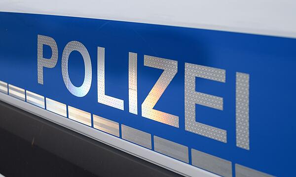 Der Polizei-Schriftzug auf einem Einsatzwagen.