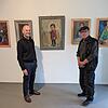 Martin Kirchner (links) und Kunstbeirat Georg Seifried vor Familiendarstellungen des Künstlers