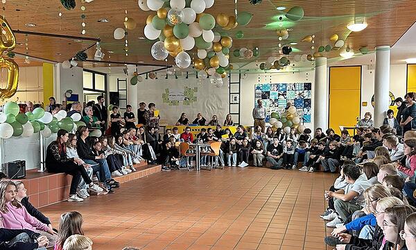 Die Begrüßung beim Schulfest zum 40. Jubiläum der Mittelschule Neunkirchen am Brand.