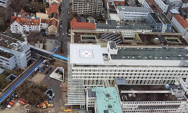 Blick aus dem Hubschrauber auf die Landeplattform
