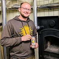 Daniel Schmitt von der Sonnen-Bräu in Mürsbach im Landkreis Bamberg mit dem neuen Dosenbier „Helle Sonne“. Gebraut mit handwerklicher Holzfeuerung im Sudhaus.