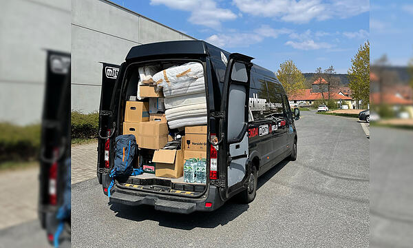 Der Firmen-eigene Sprinter war bis obenhin mit diversen Sachspenden gefüllt.