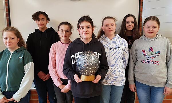 Den 3. Platz im Teamwettbewerb holten Melissa, Madison, Melina, Larissa, Leonie, Emma und Nele aus der Klasse 6a der Mittelschule Wiesentheid mit ihrer Diskokugel.