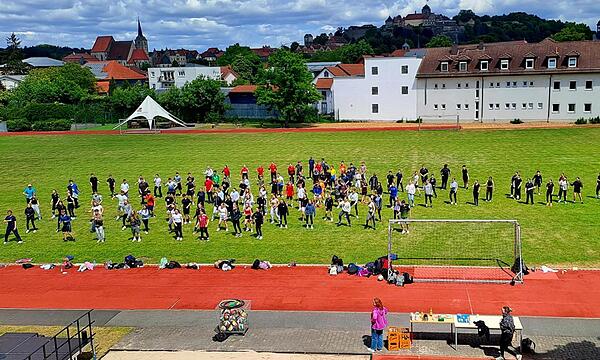 Gemeinsame Zumba-Choreografie zum Abschluss des Sporttages.