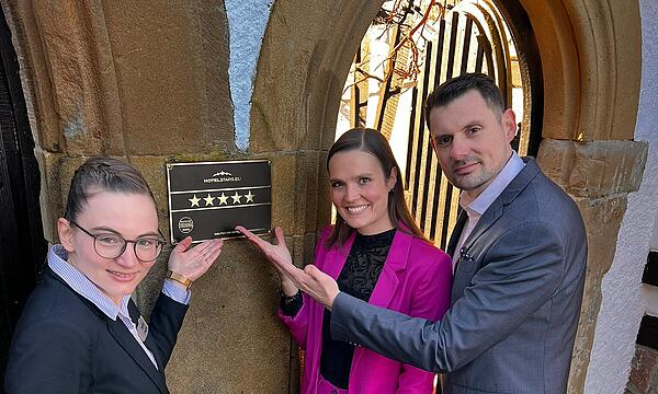 Christoph Hoenig, Geschäftsführer des Neumühle Resort & SPA und seine Teamkolleginnen freuen sich über die 5-Sterne-Auszeichnung.