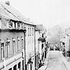 Amerikanische Panzer bewegen sich am Morgen des 5. April 1945 über die Ludwigstraße auf den Bad Brückenauer Marktplatz zu.