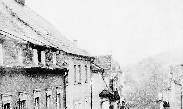 Amerikanische Panzer bewegen sich am Morgen des 5. April 1945 über die Ludwigstraße auf den Bad Brückenauer Marktplatz zu.
