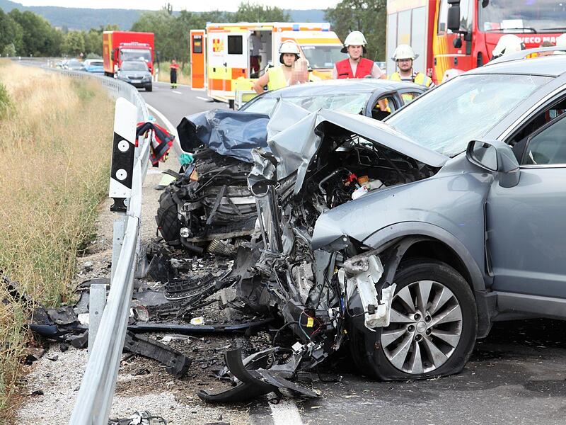 An der Leitplanke kamen die beiden Opel nach dem Frontalzusammenstoß zum Stehen.