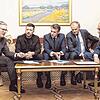 Der britische Premierminister Starmer, der ukrainische Präsident Selenskyj, Frankreichs Präsident Macron, Polens Ministerpräsident Tusk und Bundeskanzler Merz (v. l.) telefonieren mit US-Präsident Trump.