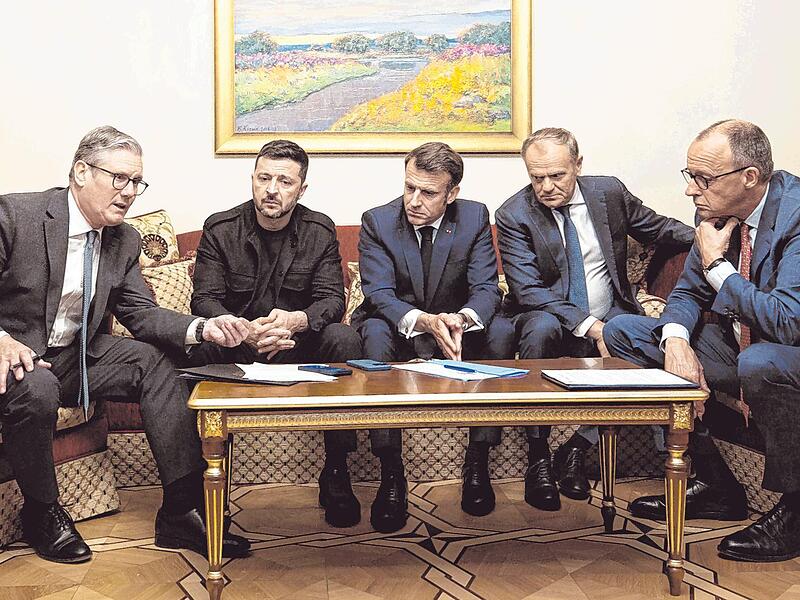 Der britische Premierminister Starmer, der ukrainische Präsident Selenskyj, Frankreichs Präsident Macron, Polens Ministerpräsident Tusk und Bundeskanzler Merz (v. l.) telefonieren mit US-Präsident Trump.