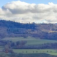 Blick vom Spitzberg in Stockheim auf die für eine Photovoltaikanlage geplante Freifläche (obere Grünfläche umrahmt von Bäumen) bei Neukenroth